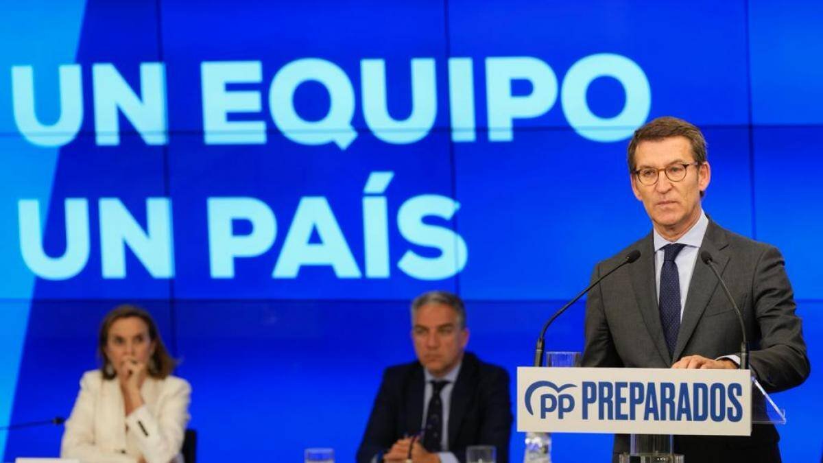 Feijoo, en una Junta Directiva del PP junto a Gamarra y Bendodo.