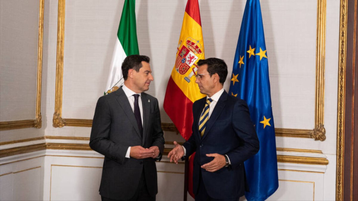 El presidente de la Junta de Andalucía Juanma Moreno y el alcalde de Granada Francisco Cuenca.