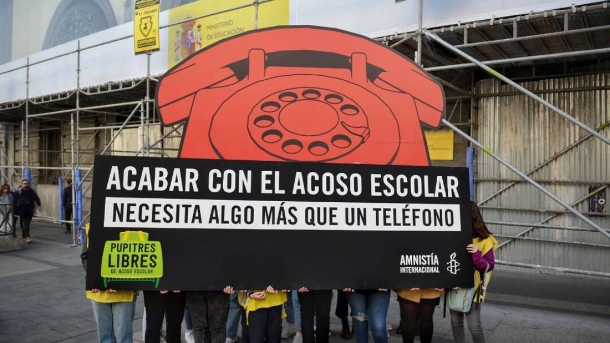 Amnistía Internacional despliega un teléfono gigante ante Educación para denunciar el actual sistema de acoso escolar
