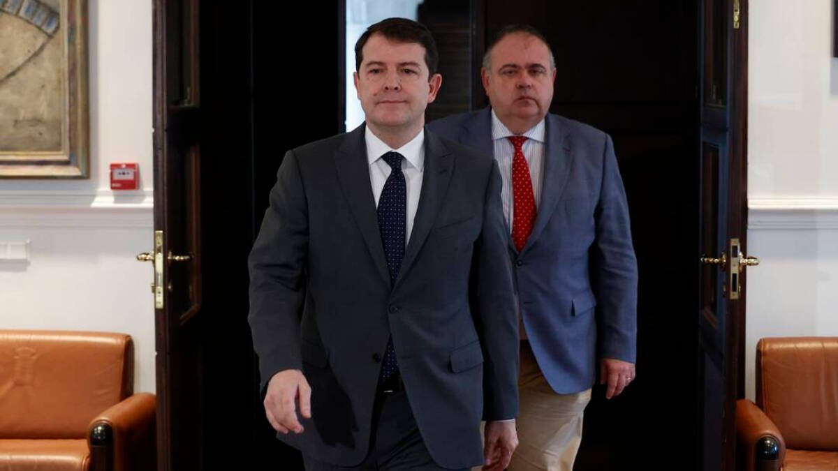 Mañueco, junto a su consejero de Sanidad, llegando este lunes a su comparecencia institucional.