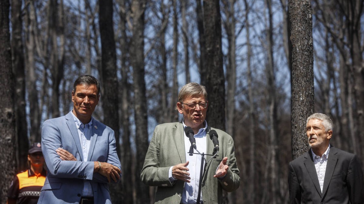 El president de la Generalitat valenciana, Ximo Puig, comparece durante su visita a las zonas afectadas del incendio en la zona de Bejis, junto al presidente del Gobierno, Pedro Sánchez y el ministros de Interior, Fernando Grande-Marlaska - EUROPA PRESS
