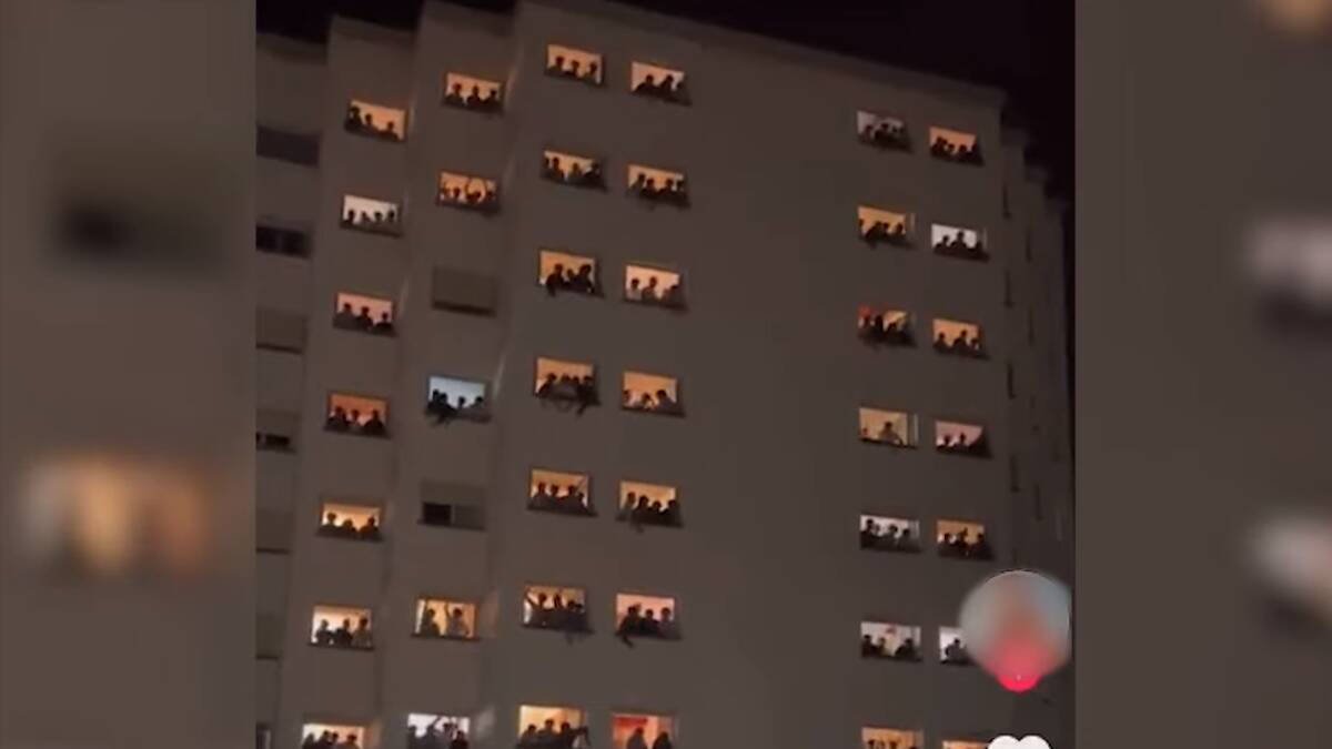 Imagen del vídeo en el que los alumnos del Elías Ahuja gritan consignas sexuales y machistas a las alumnas del Colegio Mayor Santa Mónica.