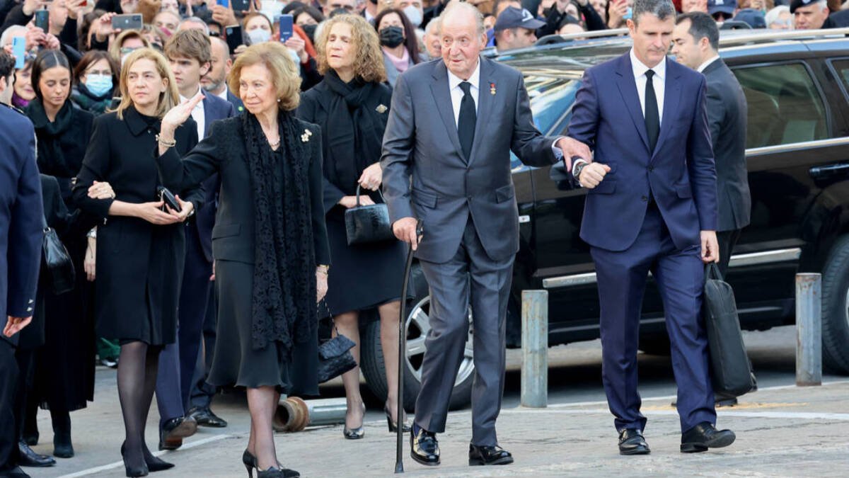 La familia real española se reúne casi al completo en el funeral de Constantino