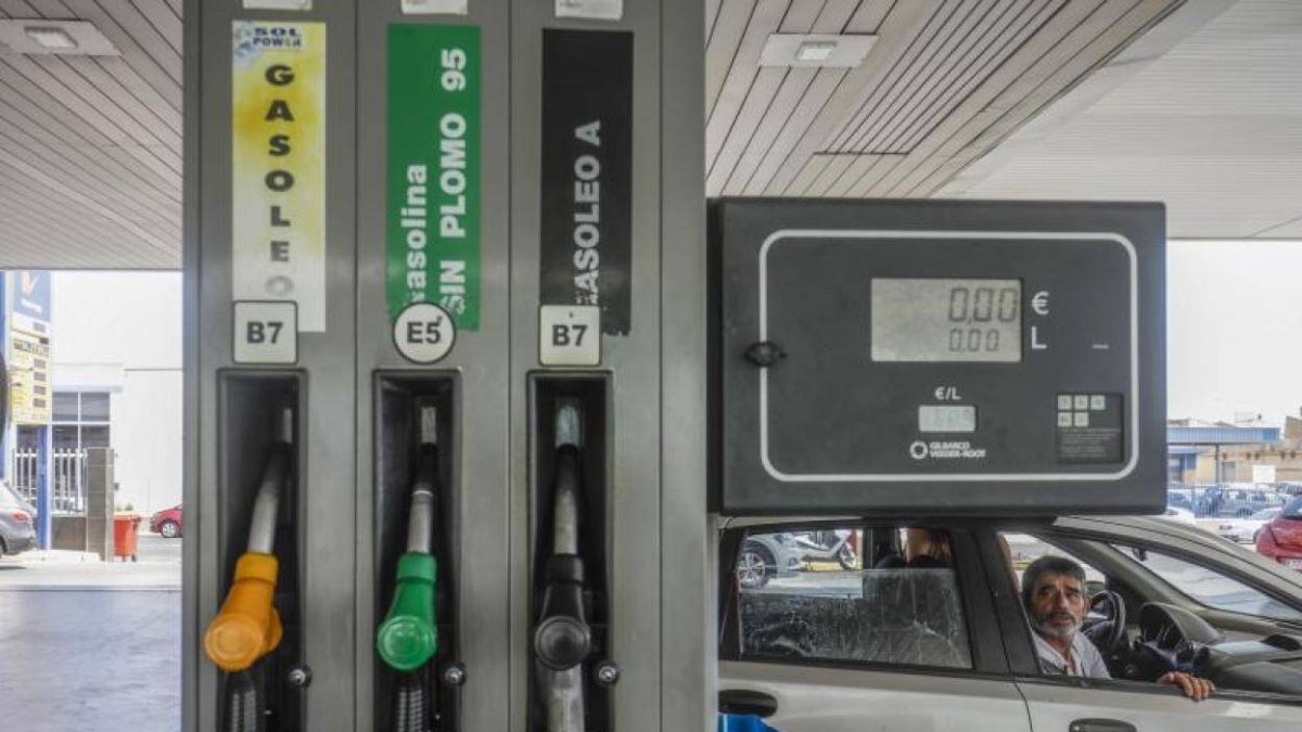 Las gasolineras baratas elevan su diferencial tras recortarse los descuentos