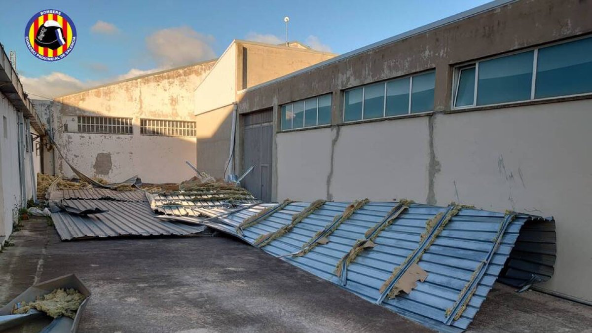 Imagen de una plancha caída en una fábrica de Ontinyent - CONSORCIO PROVINCIAL DE BOMBEROS