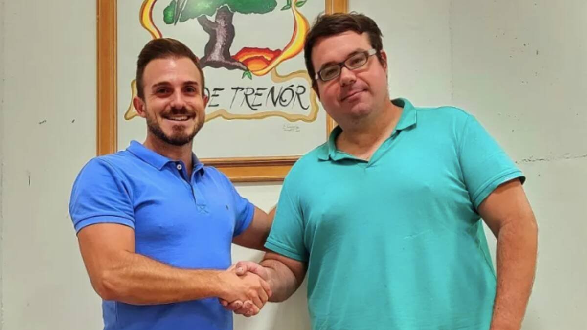 A la izquierda, Sergio Blasco, presidente de la falla Parc de Trenor de Torrent, a la derecha, el artista fallero Roberto Chorro.