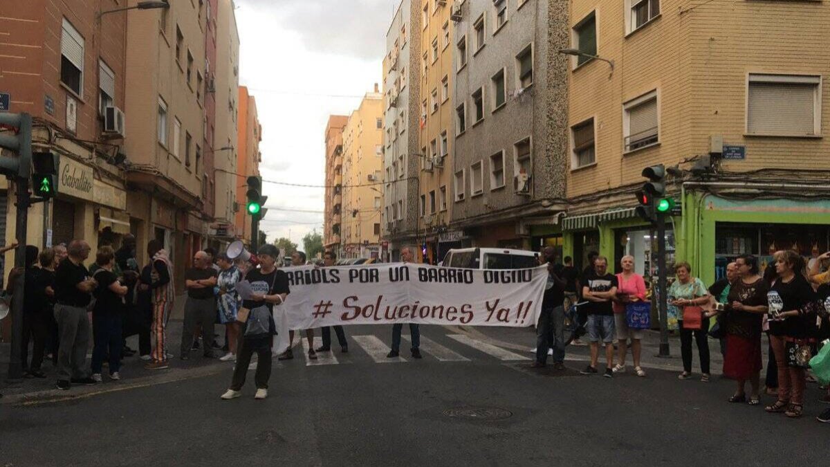 Concentración de vecinos en Orriols I Orriols en Lucha.