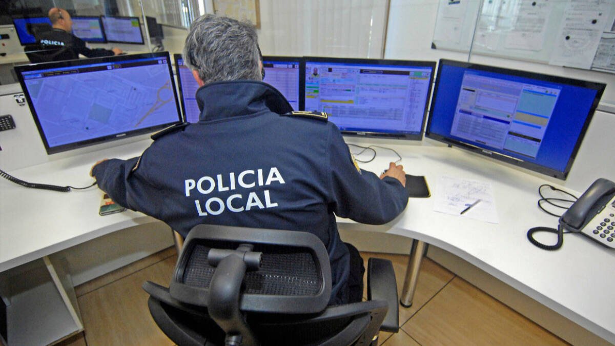 Los agentes recibieron una llamada telefónica de un testigo que los vio merodeando en torno al perímetro del inmueble. Fuente externa