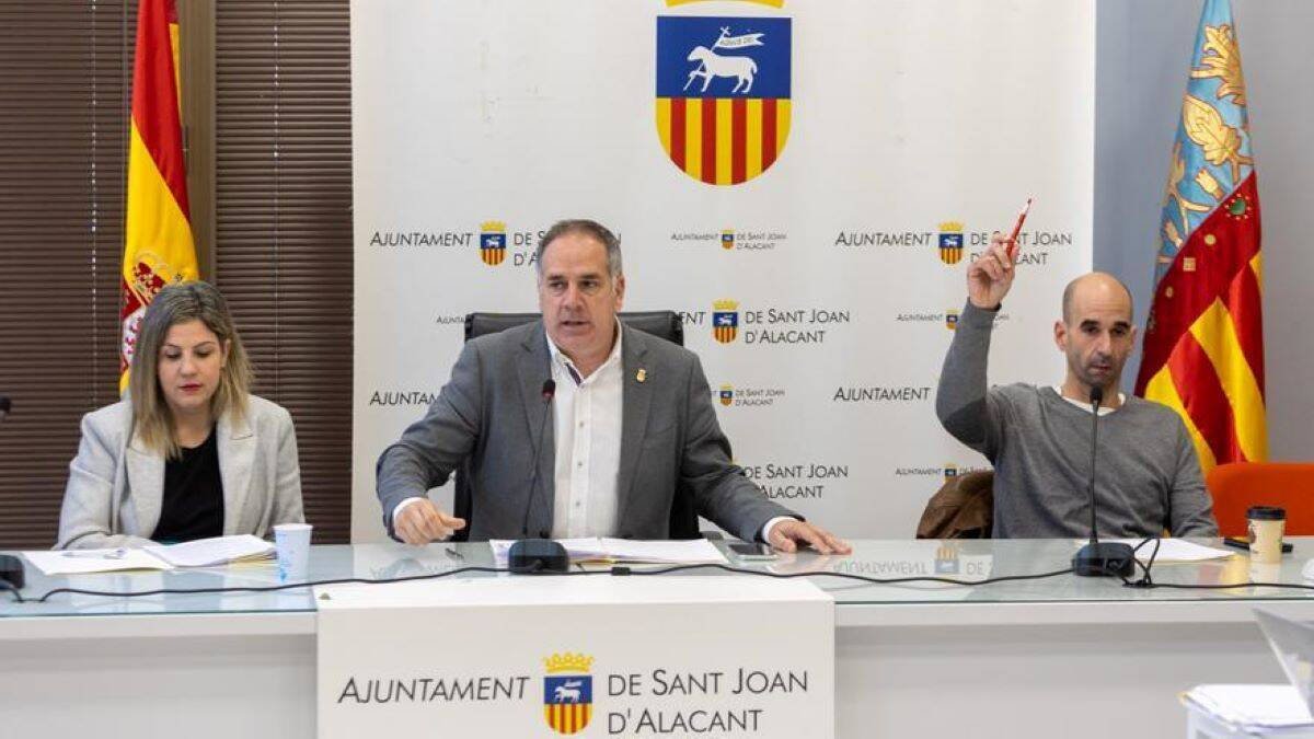 El alcalde recuerda a Aracil que el servicio de parques y jardines está licitado