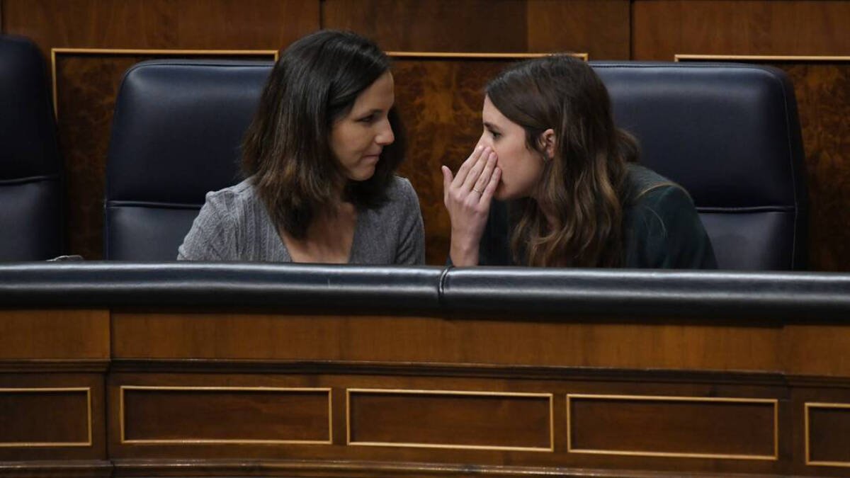La líder de Podemos y ministra de Derechos Sociales, Ione Belarra, y la ministra de Igualdad, Irene Montero.