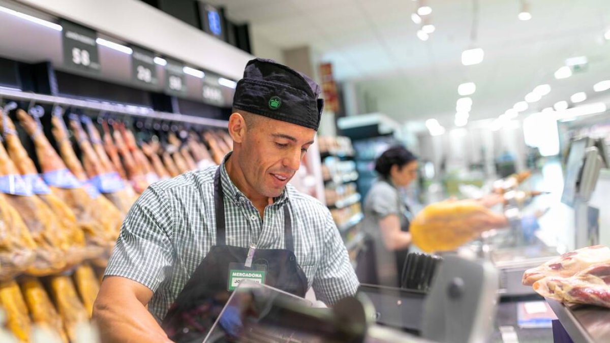 Trabajador de un supermercado Mercadona.