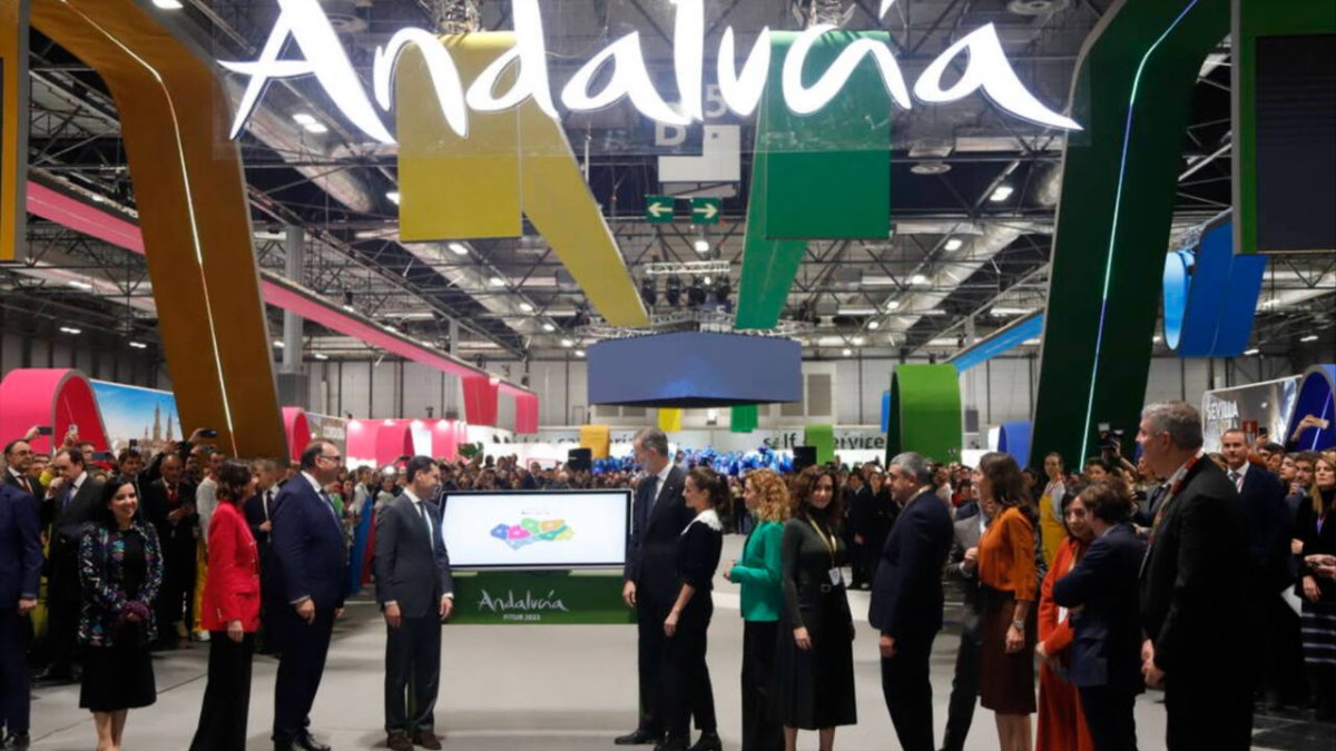 Los Reyes de España inauguran el pabellón de Andalucía en FITUR junto al presidente de la Junta, Juanma Moreno.