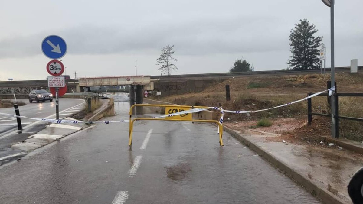 Imagen subida al Facebook del Ayuntamiento de Albal con las vallas que supuestamente cortaban el tráfico de este túnel.