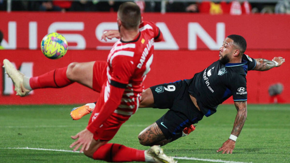 Memphis Depay remata a portería en el Girona - Atlético de Madrid.