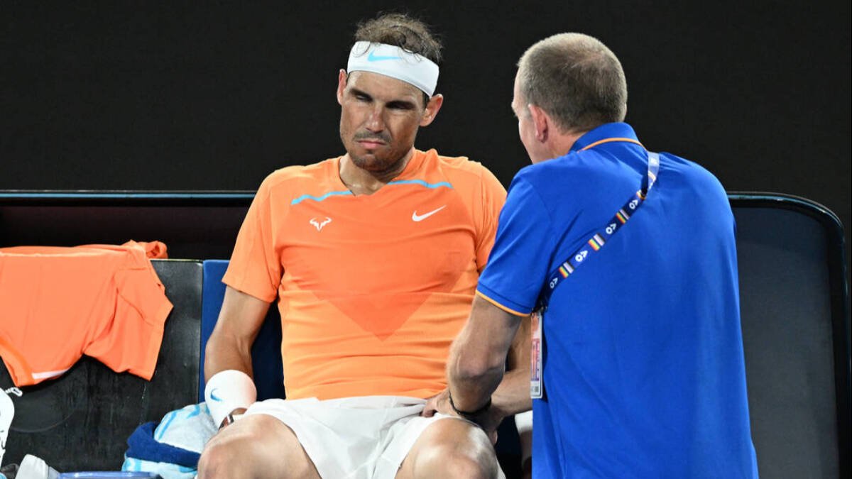 Rafa Nadal, atendido por el fisioterapeuta durante su partido con McDonald.