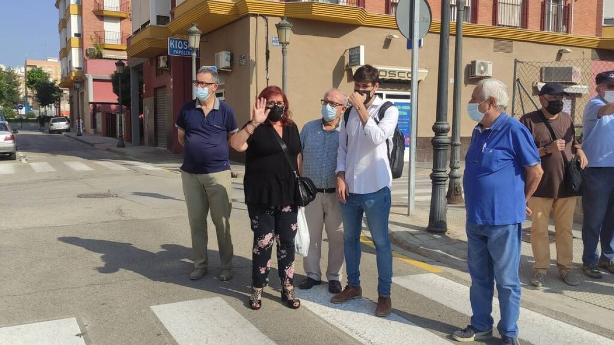 El edil Borja San Juan junto a la asociación de vecinos de Benimámet.