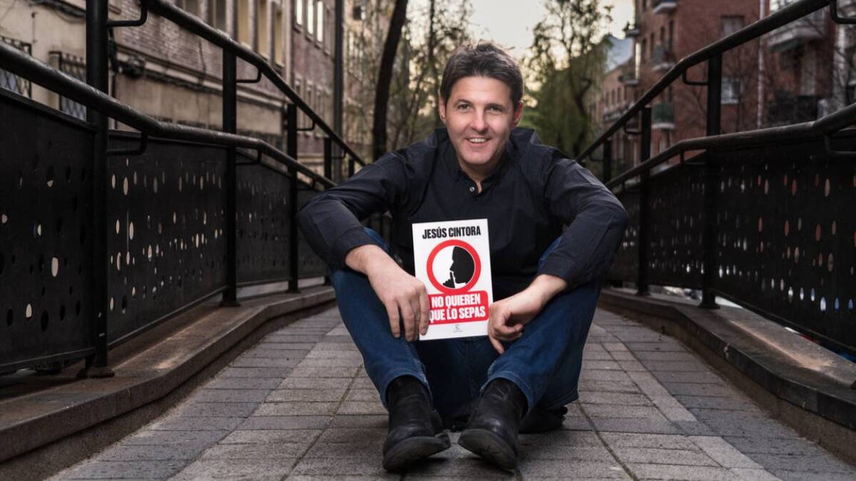 Jesús Cintora con su libro 'No quieren que lo sepas'.