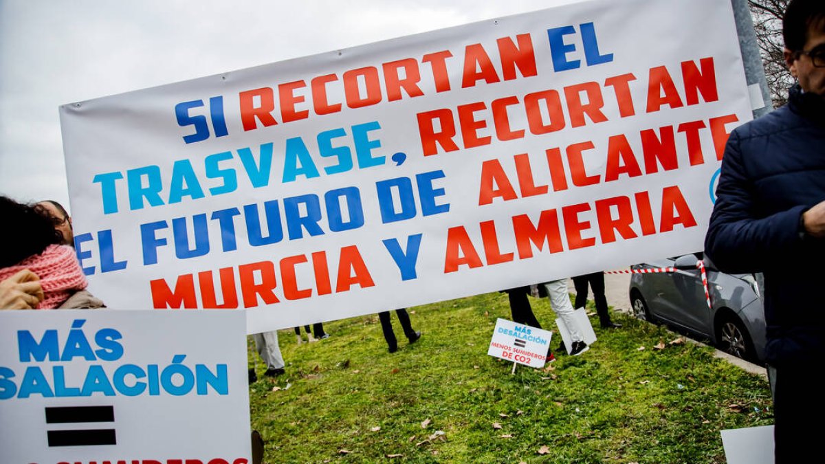 Pancartas durante una concentración para evitar que recorten el trasvase Tajo-Segura, en las inmediaciones del Palacio de la Moncloa.