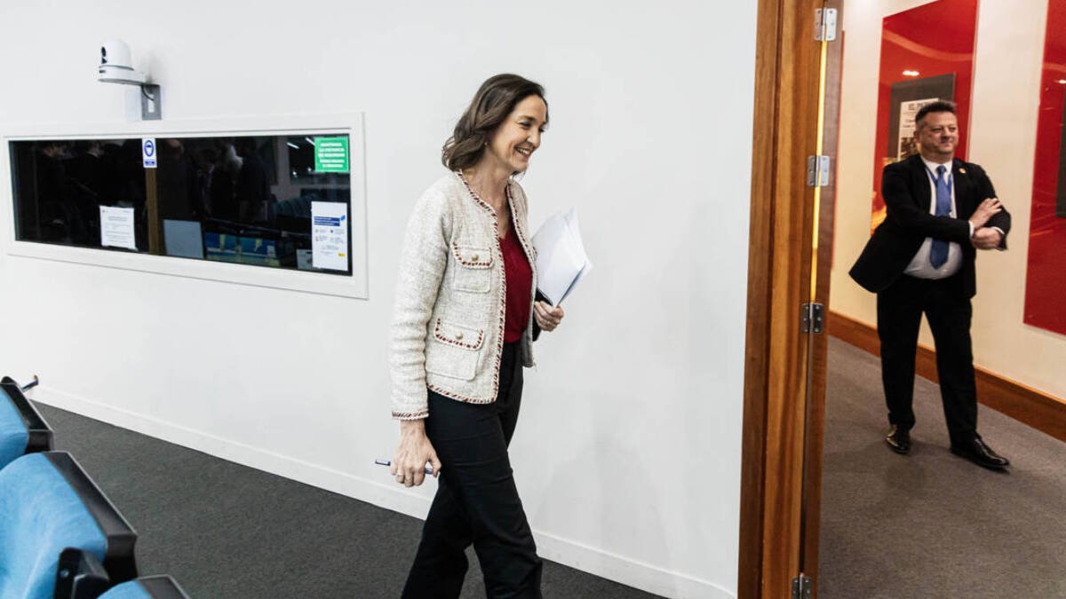 La ministra de Industria, Comercio y Turismo, Reyes Maroto, a su salida de su comparecencia tras el Consejo de Ministros en Moncloa.