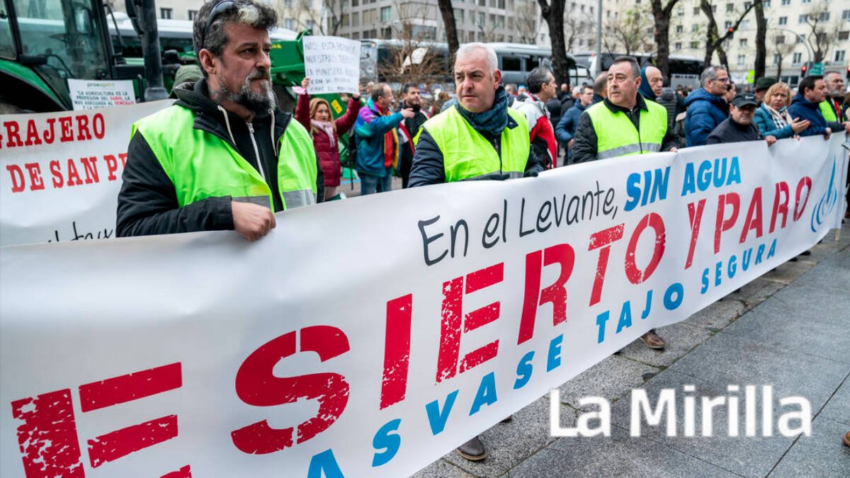 Un grupo de personas pertenecientes a la plataforma del Círculo del Agua se concentran ante la sede del Ministerio de Transición Ecológica y el Reto Demográfico.