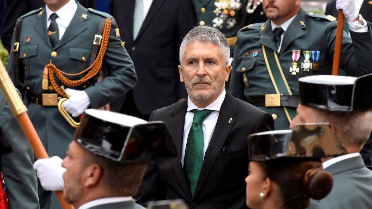 Marlaska, rodeado de guardias civiles.