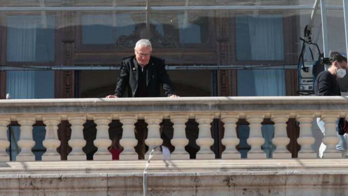El alcalde de Valencia, Joan Ribó, en el balcón del Ayuntamiento.