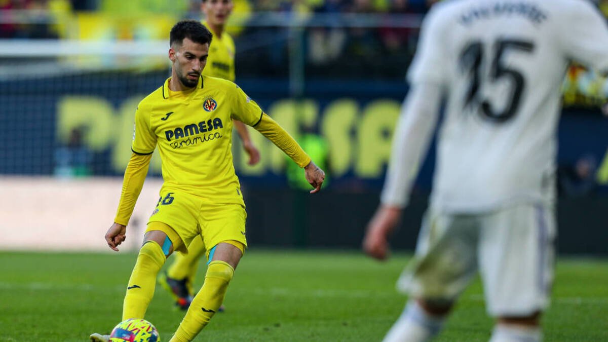 Álex Baena durante un partido contra el Real Madrid.