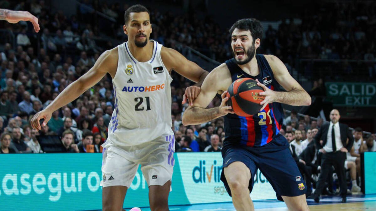Petr Cornelie y Álex Abrines en un Clásico de baloncesto.