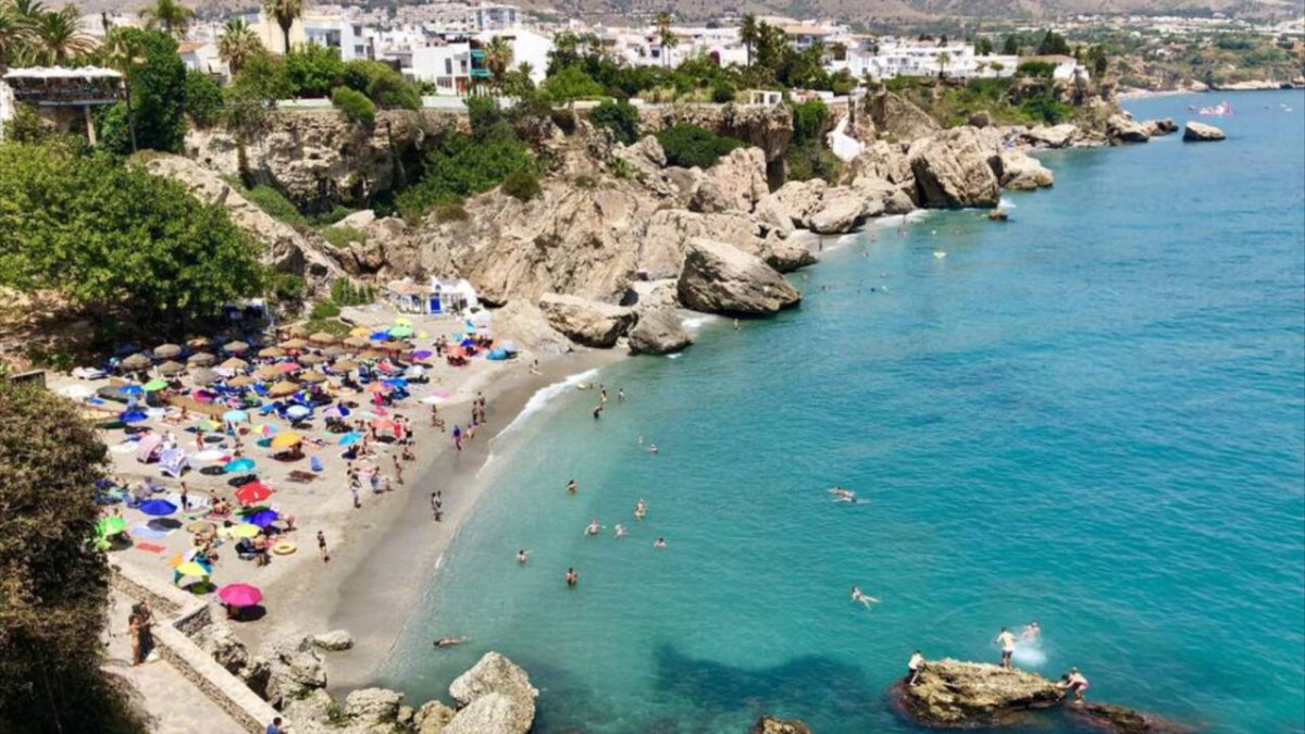 Playa de Nerja (Málaga) con bandera azul.