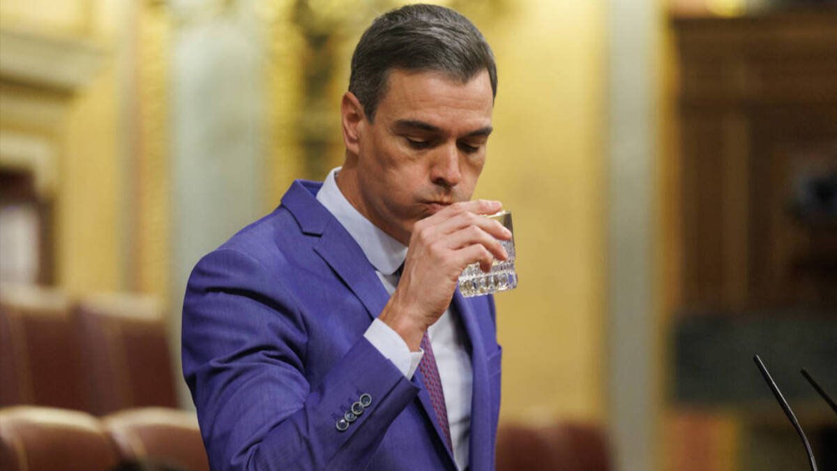 El presidente del Gobierno, Pedro Sánchez, bebe agua durante un debate de la moción de censura, en el Congreso de los Diputados.