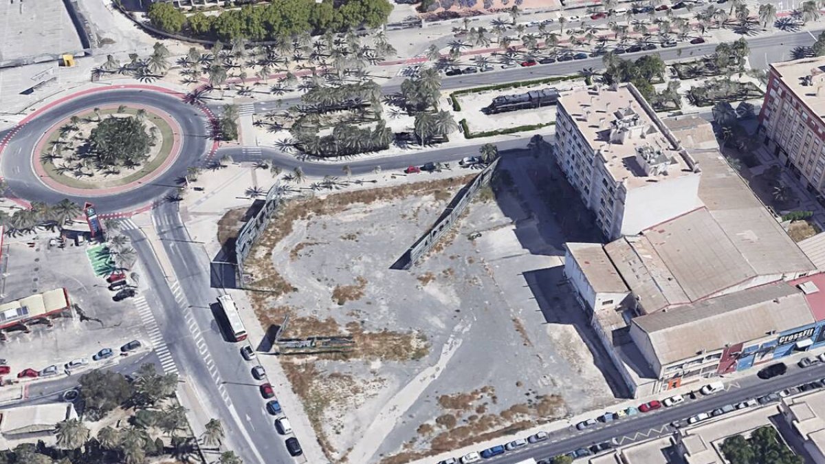 El terreno se halla entre la avenida de la Universitat d’Elx y las calles José Sánchez Sáez y Camí de la Bassa del Moro.