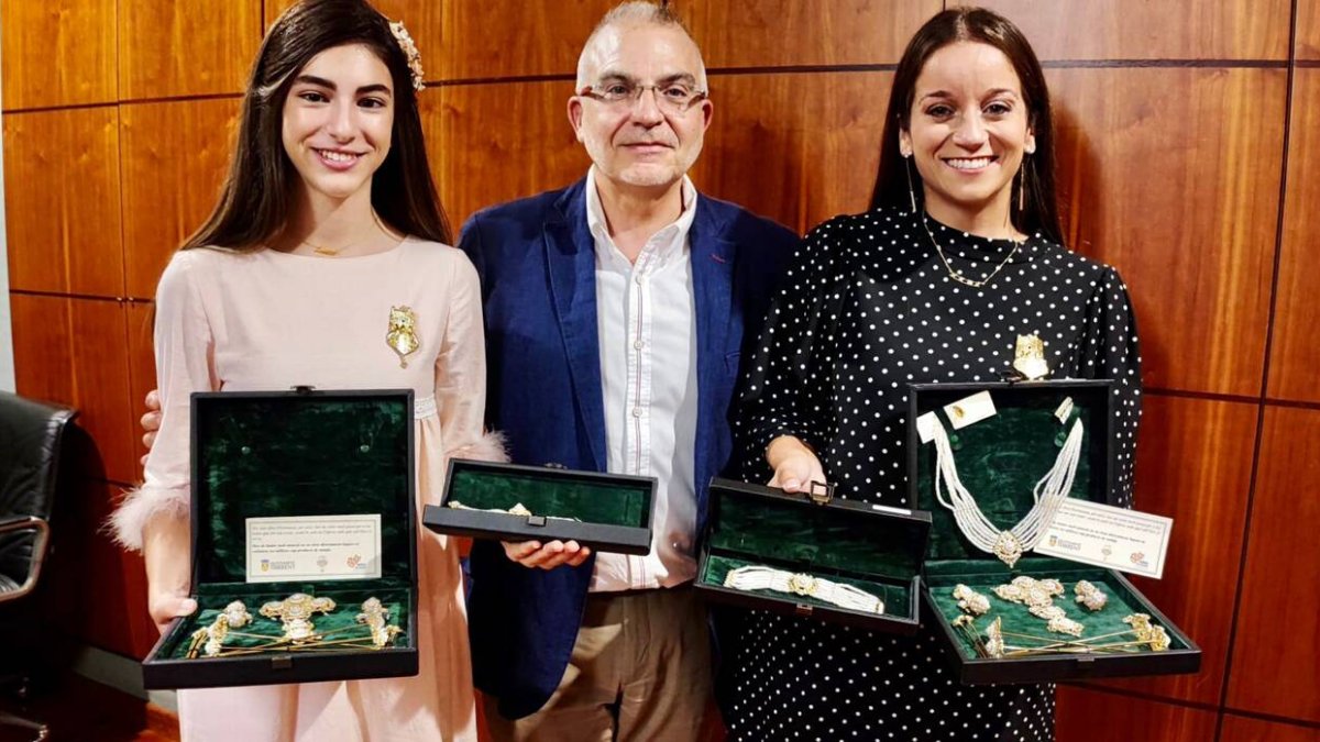 Las Falleras Mayores de Torrent, Anna y Lorena, durante la entrega de sus aderezos - AJUNTAMENT DE TORRENT