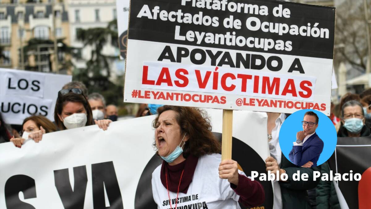 Una mujer grita en la concentración en apoyo a los afectados por la okupación.