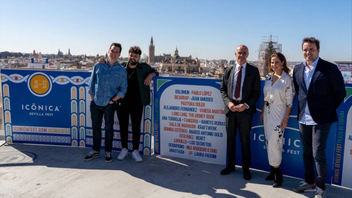 Presentación del Icónica Sevilla Fest, con el alcalde de Sevilla, Antonio Muñoz, el director del Festival, Javier Esteban, y los artistas Pastora Soler y Juan Amodeo.
