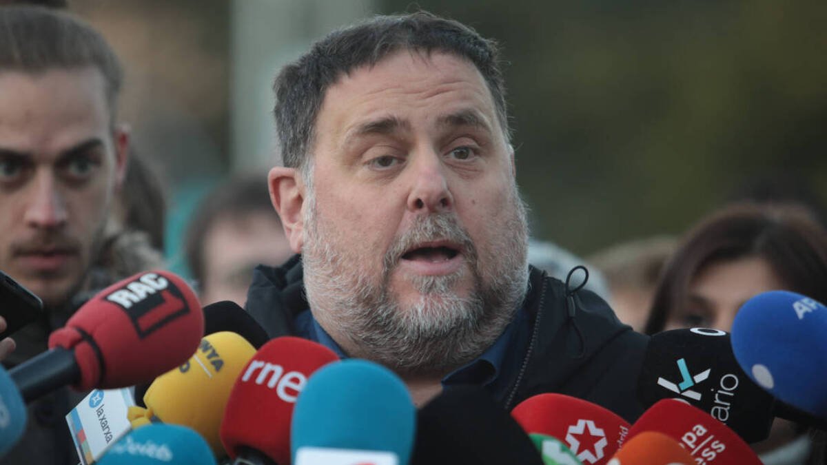 El presidente de ERC, Oriol Junqueras, ofrece declaraciones a los medios antes de comenzar la manifestación.