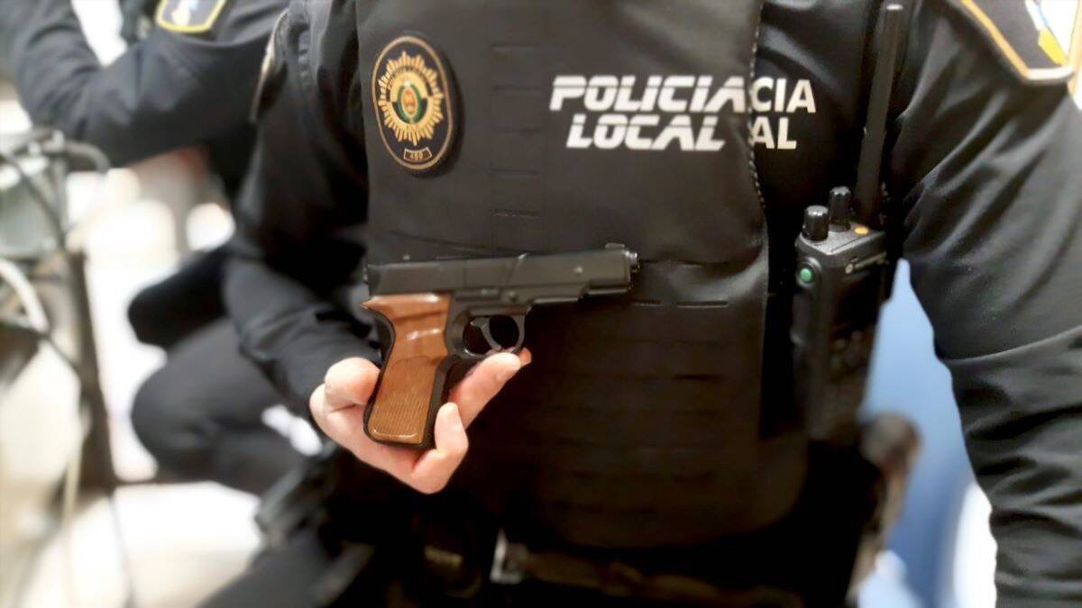 Detenen a dos joves per intentar atracar un comerç amb una arma simulada