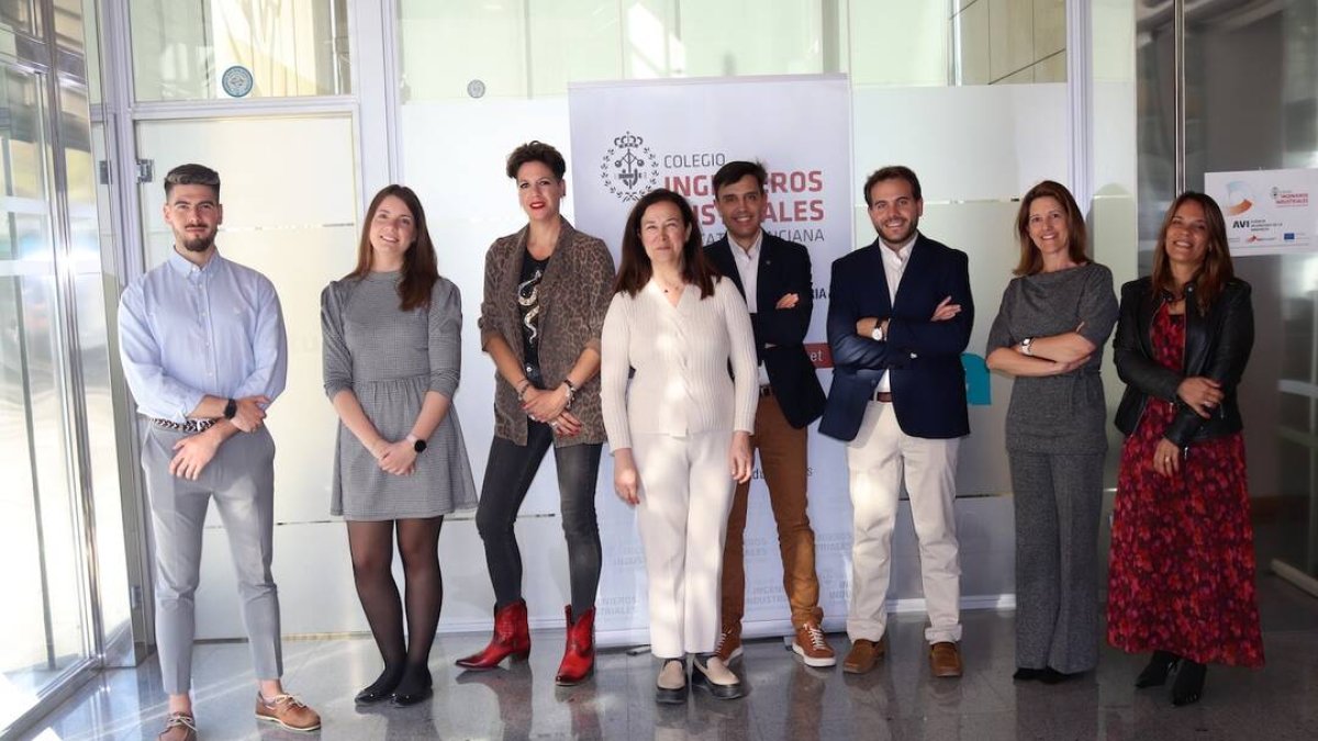 Comité de expertos junto a las empresas participantes en el segundo Think Tank y la directora de gestión del COIICV-Valencia, Violeta Frías Alberto