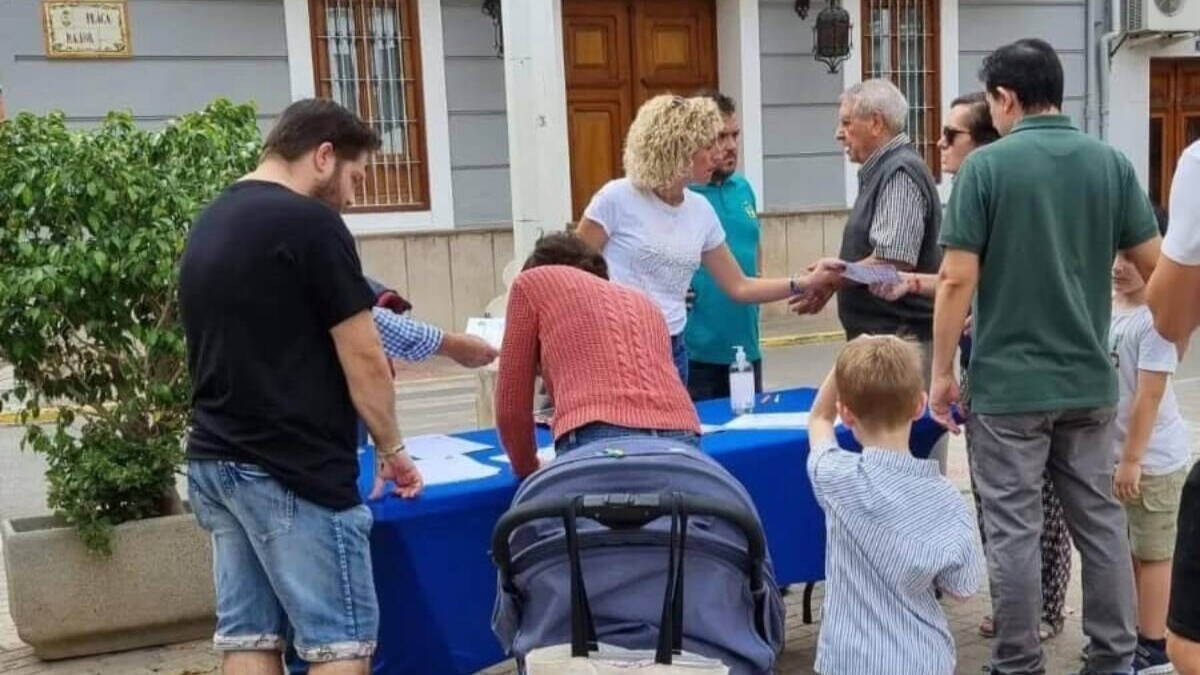 Varios vecinos firman en contra del nuevo sistema e recogida de basura.