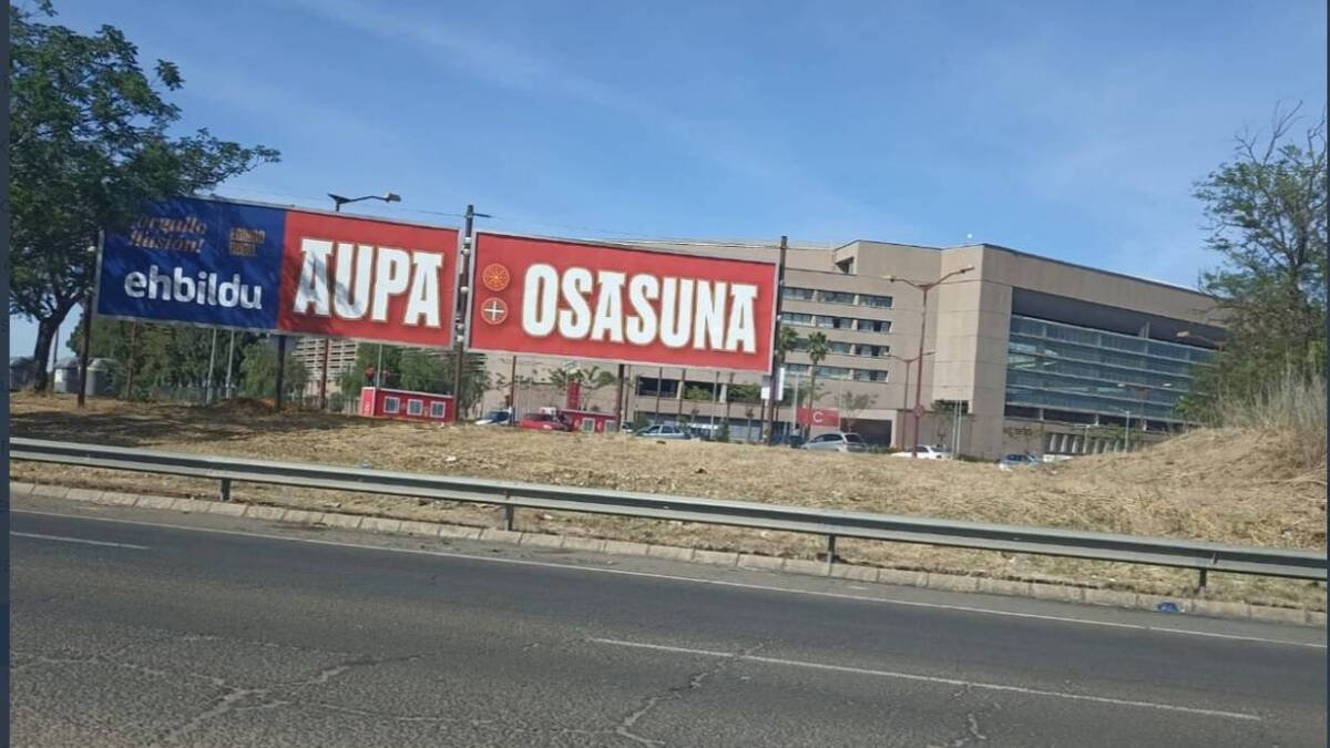 Vallas de Bildu, junto al estadio de La Cartuja.