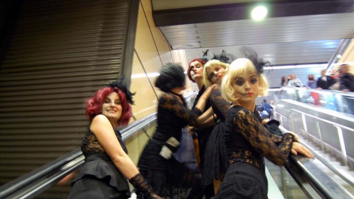 Usuarios de Metrovalencia en la noche de Halloween.
