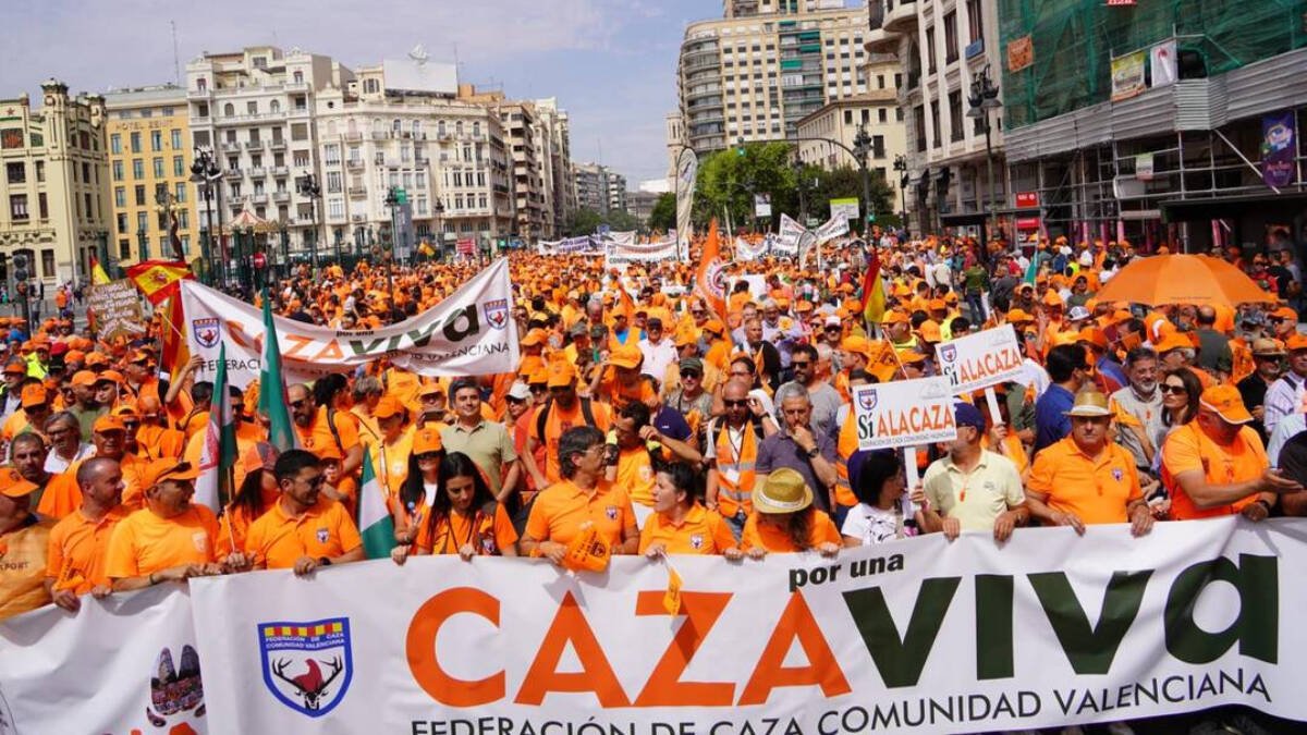 Miles de cazadores en las calles de Valencia