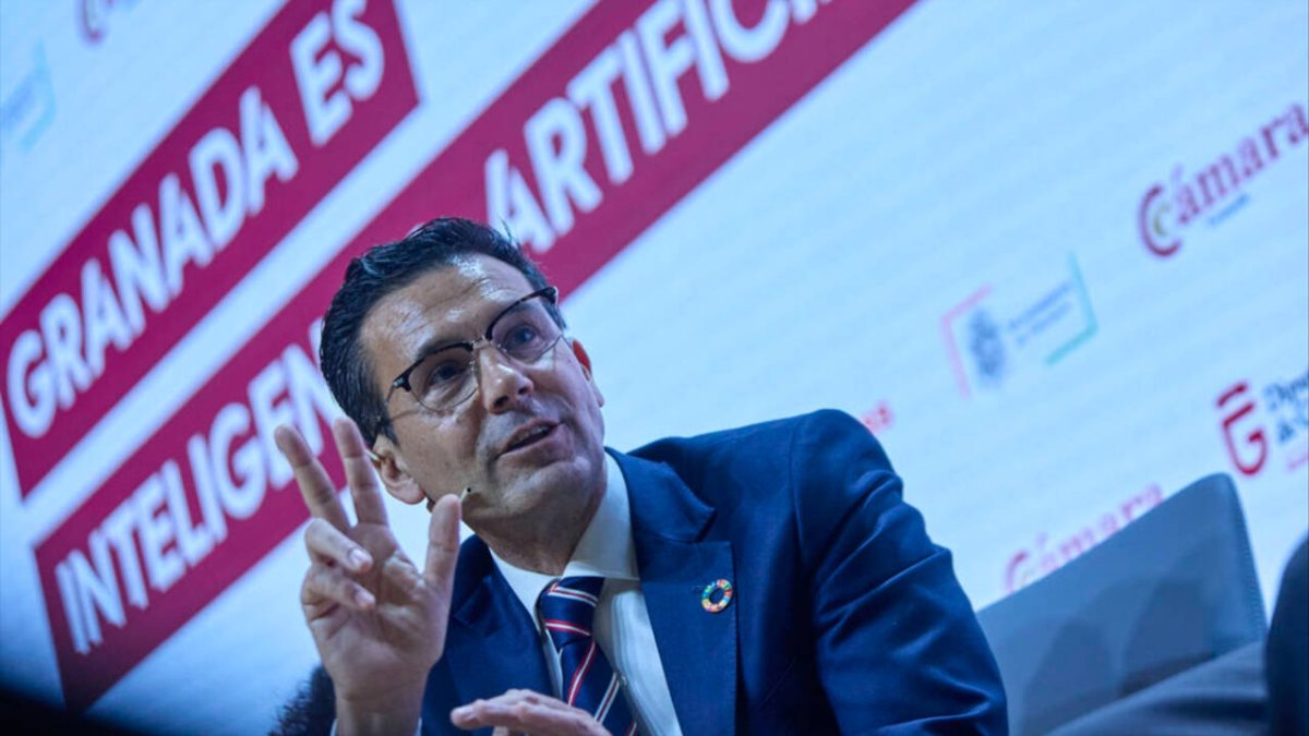 El alcalde de Granada, el socialista Francisco Cuenca, defendiendo la candidatura a la Agencia de Inteligencia Artificial.