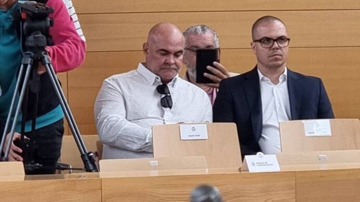 l mediador Antonio Navarro Tacoronte en el pleno extraordinario del Cabildo de Tenerife