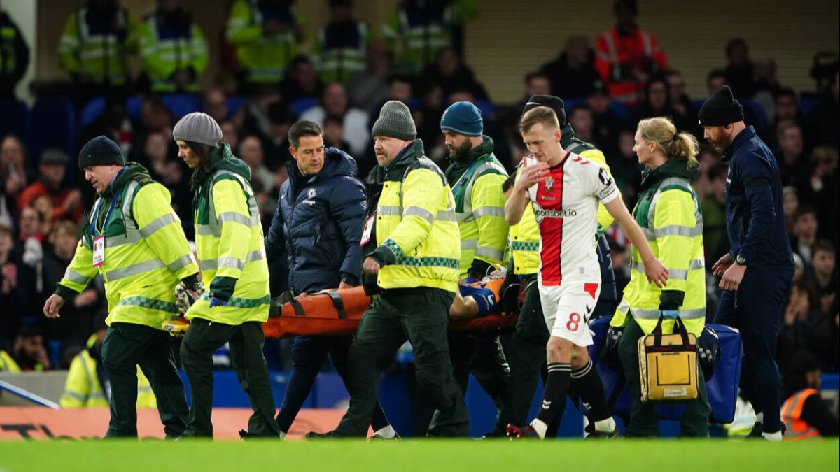 Azpilicueta, siendo retirado en camilla de Stanford Bridge.