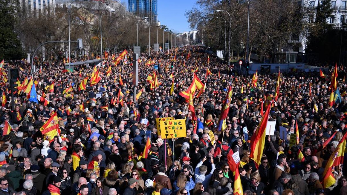 Miles de personas se manifiestan contra el Gobierno de Pedro Sánchez, en Cibeles, a 21 de enero de 2023, en Madrid