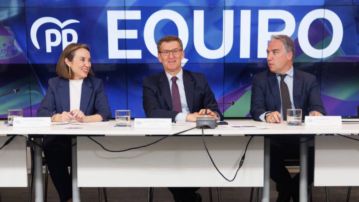 El presidente del Partido Popular, Alberto Núñez Feijóo; la portavoz del PP en el Congreso, Cuca Gamarra; y el coordinador general, Elías Bendodo.