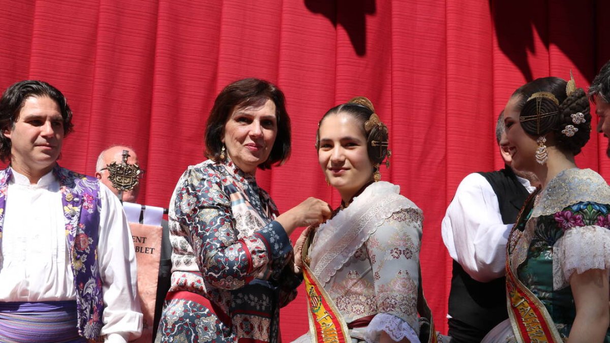 La alcaldesa de Quart de Poblet, Carmen Martínez, coloca una de estás insignias a una fallera - AJUNTAMENT QUART DE POBLET