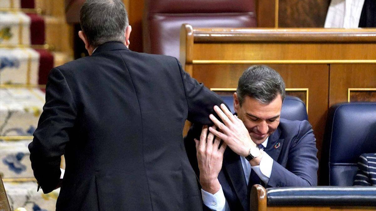Sánchez regala un efusivo gesto a Patxi López.