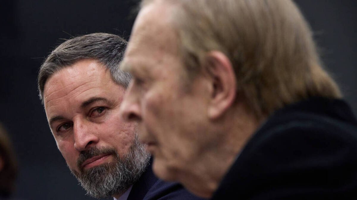 El presidente de VOX, Santiago Abascal, y el candidato de la moción de censura, el profesor Ramón Tamames.