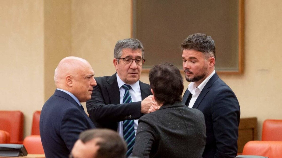 Simancas y Patxi López (PSOE), junto a Rufián (ERC), Aizpurúa (Buldu) y Echenique (Podemos).